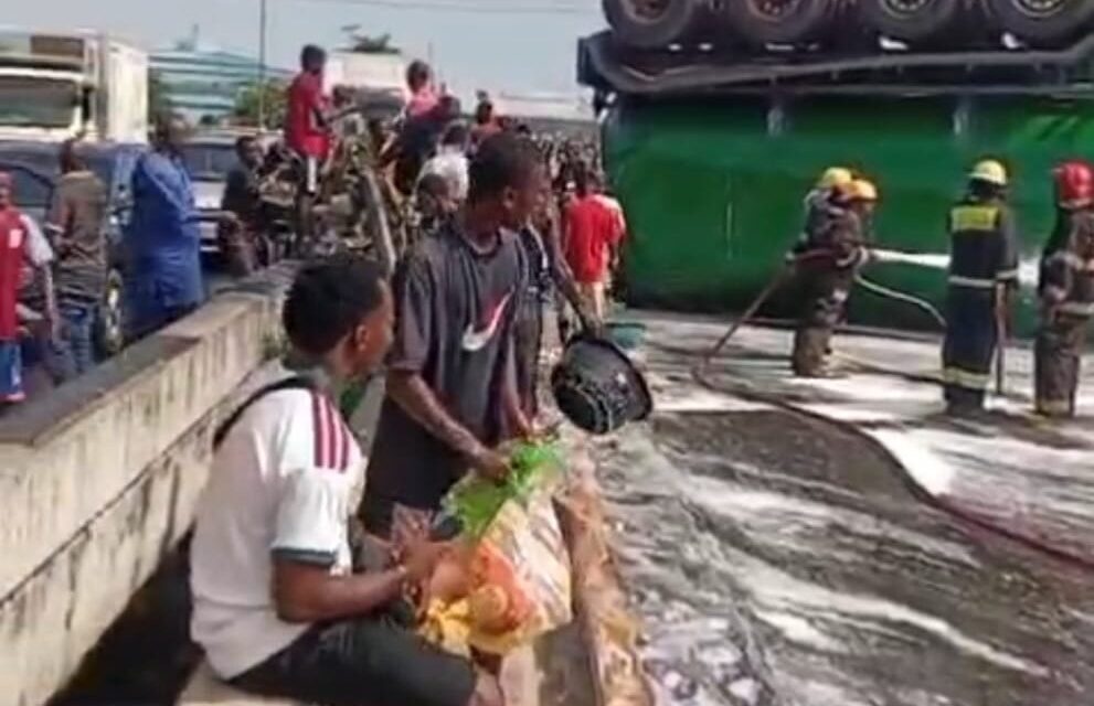 Tanker crash spills 33,000 litres of groundnut oil in Lagos, LASTMA warns against consumption
