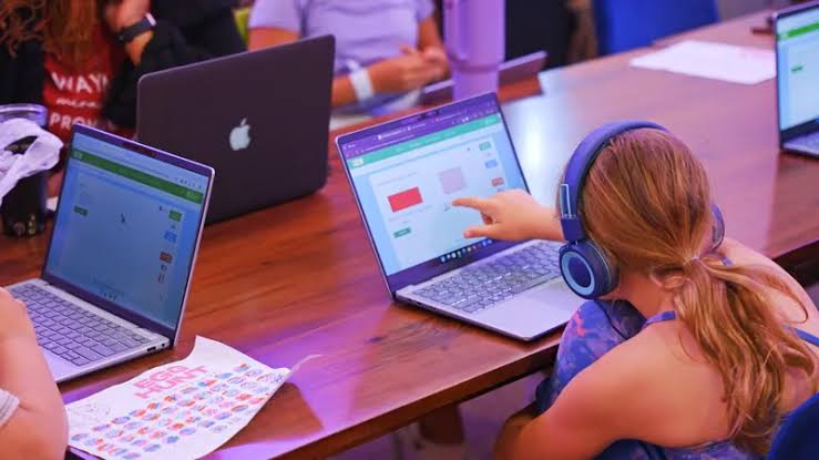 Experts Warn AI Could Become Co-Worker, Urge Schools’ Curriculum Overhaul